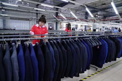 ↑5月11日,秦皇岛综合保税区内一家服装加工企业的工人在检验产品外观。王继军 摄